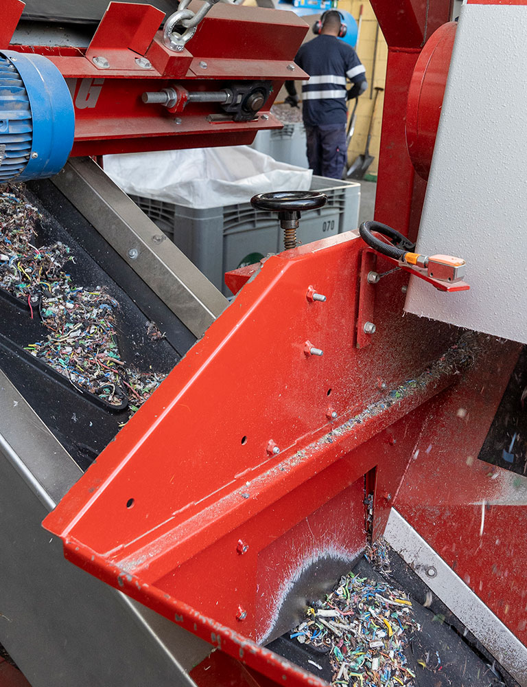 Proceso de separación del plástico y el cobre en el reciclaje de cables
