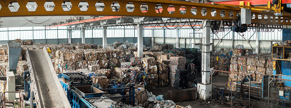 Vista panorámica de una planta de clasificación de residuos