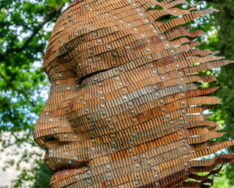 Escultura de un rostro realizada con chapa metálica reciclada