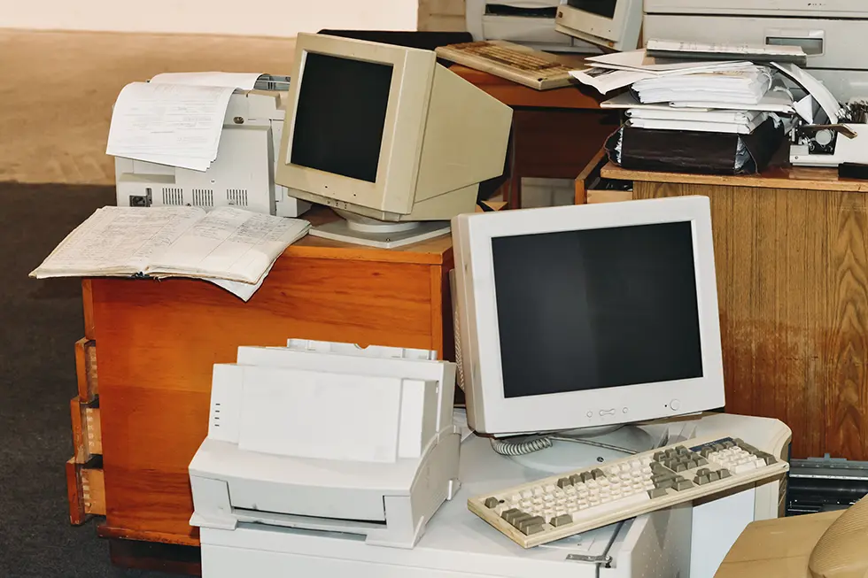 Computadoras e impresoras viejas y obsoletas